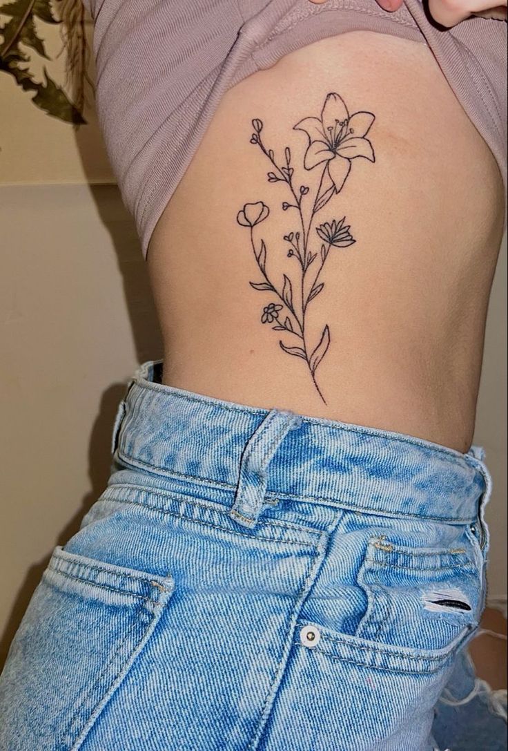 Flower side/rib tattoo inspo Female Simple Tattoos, Simple Tattoos No Shading, Girly Flower Tattoos, Flower Side Rib Tattoo, Women Tattoo Ideas Meaningful, Flower Rib Tattoos For Women, Rib Tats For Women, One Of Two Tattoo, Big Rib Tattoos For Women