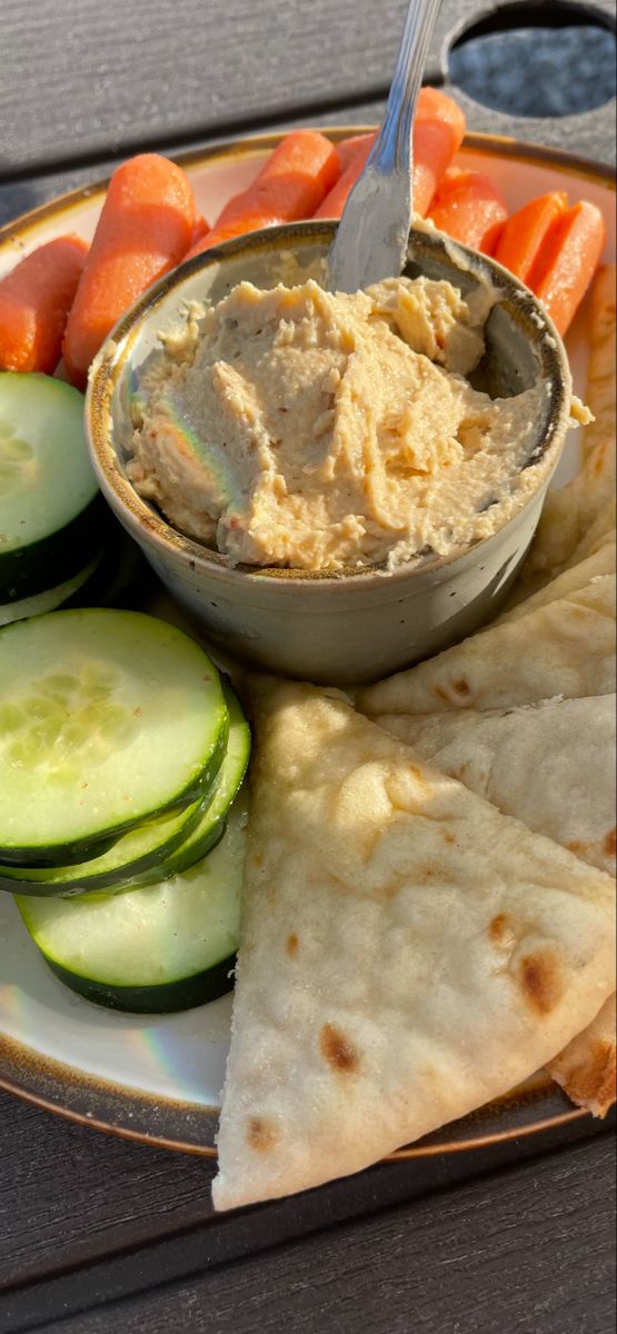 Hummus platter Pitta Bread And Hummus, Pita With Hummus, Pita Bread With Hummus, Hummus And Crackers Aesthetic, Pita Chips And Hummus, Hummus Aesthetic Food, Hummus And Bread, Cucumber And Hummus Snack, Hummus Pita Bread