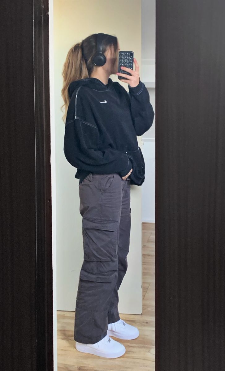 Grey Cargo Pants Outfit, Cargo Outfits Women, Celana Kargo, Cargo Outfit, Cargo Pants Outfits, Grey Cargo Pants, Baddie Outfit, Winter Pants Outfit, Cargo Pants Outfit