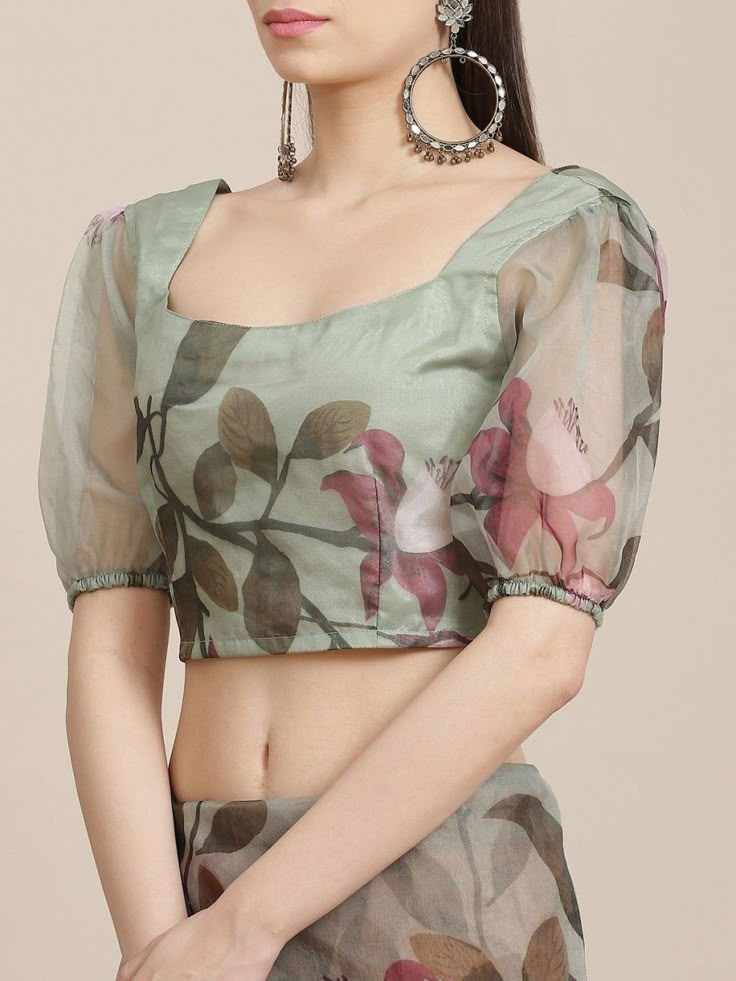 Alluring beige and green floral print organza saree online for women which is crafted from organza fabric and comes with organza blouse. Floral Print Sarees Blouse Design, Organza Blouse Neck Designs, Blouse Designs For Floral Sarees, Blouse Design Organza Saree, Blouse Design On Organza Saree, Fancy Blouse Designs For Organza Saree, Floral Print Blouse Designs, Blouses For Organza Floral Sarees, Blouse Models For Organza Sarees