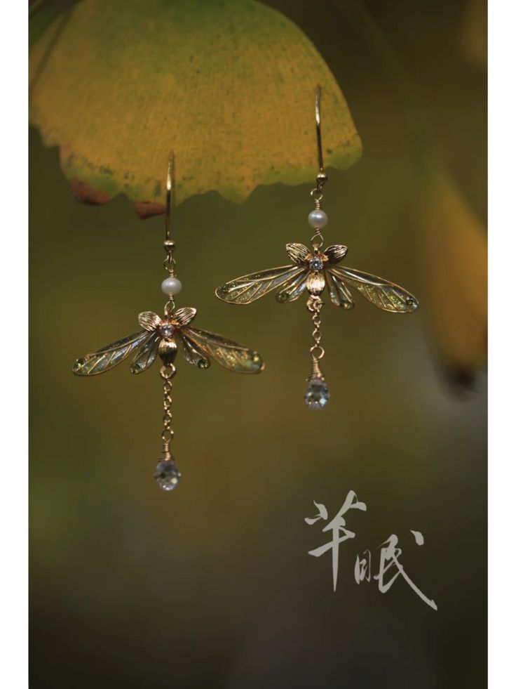 About Qianmian's Daydream A brand celebrated for original designs that blend natural freshwater pearls, resin, brass, gold leaf, 18k gold, sterling silver, and more. We draw inspiration from traditional Chinese accessories, infusing creativity and innovation into our handmade collection. Featuring various flowers, butterflies, dragonflies, and bamboo leaf embellishments on hairpins, earrings, necklaces, and more, each piece is a unique creation with extraordinary creativity. 🦋More Qianmian's Daydream Products👈 Product DetailMaterial: Resin, Coppering, Natural Freshwater Pearl, 14k Gold Plated, Silver, ZirconTech: HandmadeStyle: Retro/Chinoiserie/Sweet/Elegant/ChicOccasion: Party/Weekend Casual/Going Out Caution1. All pictures are taken in real-life scenarios, and color variations may exi Chinese Accessories, Bamboo Leaf, Pop Up Window, Bamboo Leaves, Dragonfly Earrings, Creativity And Innovation, Brass Gold, Elegant Chic, Handmade Fashion