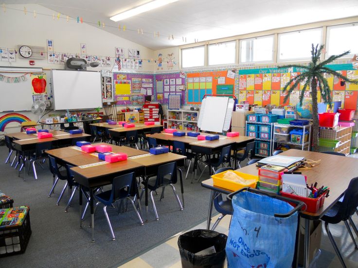 an empty classroom with many desks and chairs