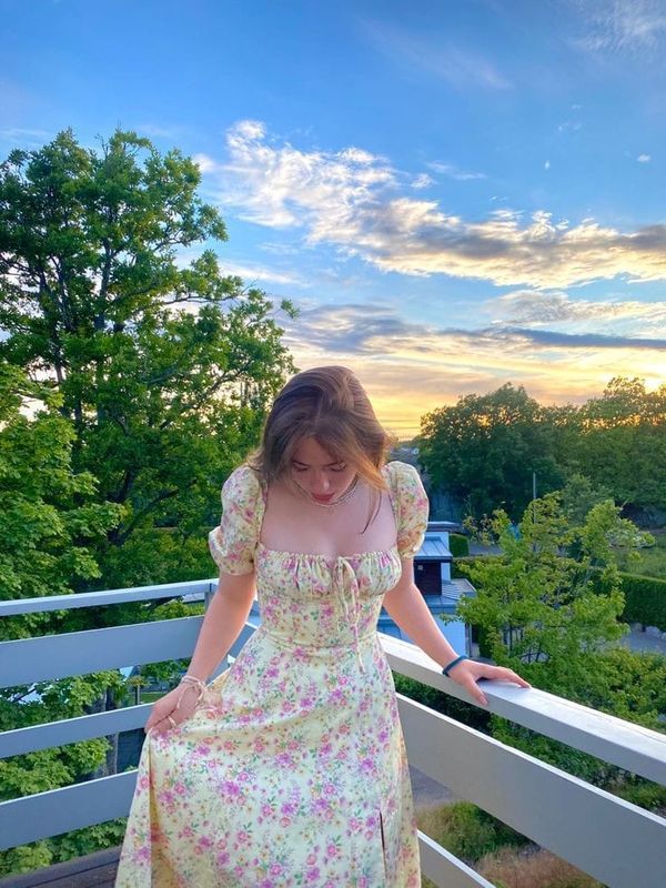 Cottage Dresses Aesthetic, Summer Inspo Pics Outfits, Poses In Dress For Pictures Instagram, Cottage Pics Instagram, Aesthetic Pose In Dress, Poses In Summer Dress, Floral Aesthetic Dress, Aesthetic Dress Pictures, Aesthetic Dress Poses