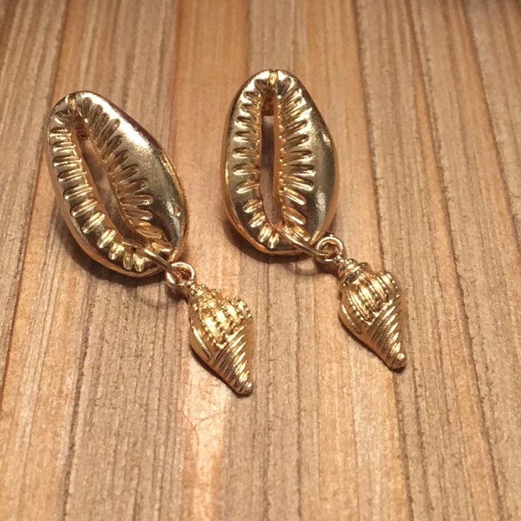 Gold Shells Earrings Never Worn Metal Drop Earrings For Beach, Beach Drop Earrings In Metal, Beach Metal Drop Earrings, Beach Drop Clip-on Earrings, Gold Earrings For Beach, Shells Earrings, Shell Earrings, Full Service, Customer Support