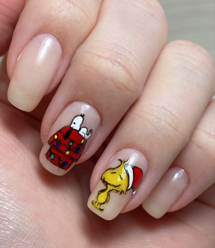 Snoopy sleeping on his house and Woodstock wearing a Christmas hat Charlie Brown Christmas Nail Art, Snoopy Xmas Nails, Charlie Brown Nail Art, Snoopy Christmas Nail Art, Snoopy Nails Thanksgiving, Charlie Brown Nails Christmas, Snoopy Winter Nails, Christmas Nails Snoopy, Peanuts Christmas Nails