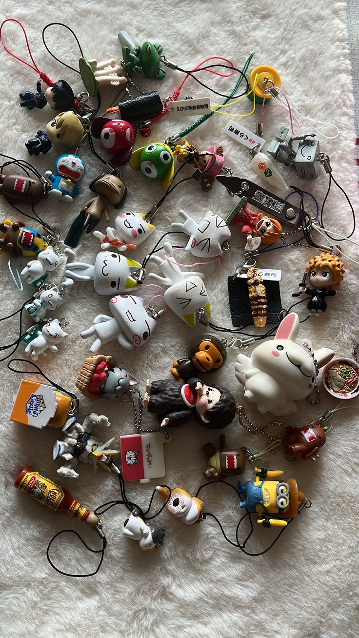 Cute Keychains For Bag, Cool Keychains Aesthetic, Keychains On Bag, Cute Collectibles, Backpack Accessories Keychain, Cool Trinkets, Anime Trinkets, Domo Keychain, Silly Keychains