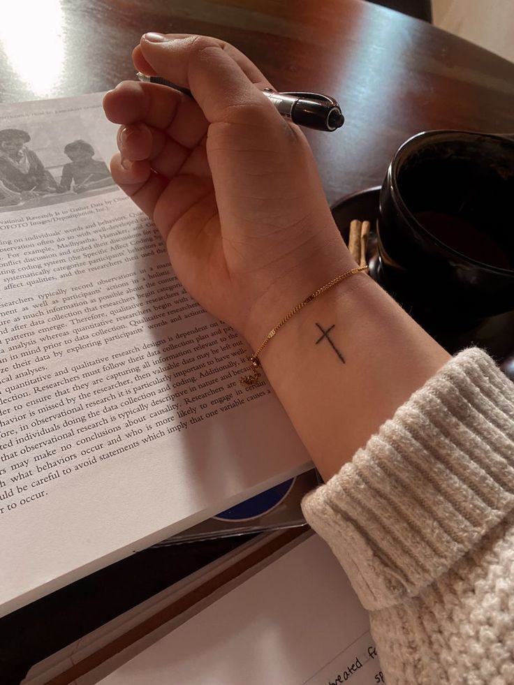 Ideas tattoo for woman Christus Tattoo, Tattoo Line Art, Simple Cross Tattoo, Wrist Tattoo Designs, Cute Simple Tattoos, Verse Tattoos, Tiny Wrist Tattoos, Tattoos Infinity, Cross Tattoos For Women