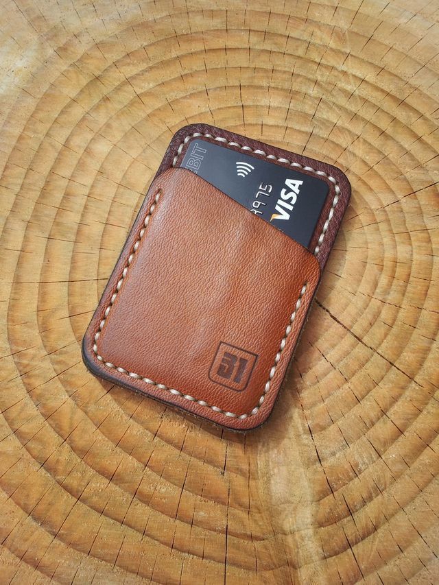 Diy Leather Card Holder, Oyster Card, Diy Leather Projects, Leather Wallet Pattern, Minimalist Leather Wallet, Leather Workshop, Leather Card Wallet, Handmade Leather Wallet, Wallet Pattern