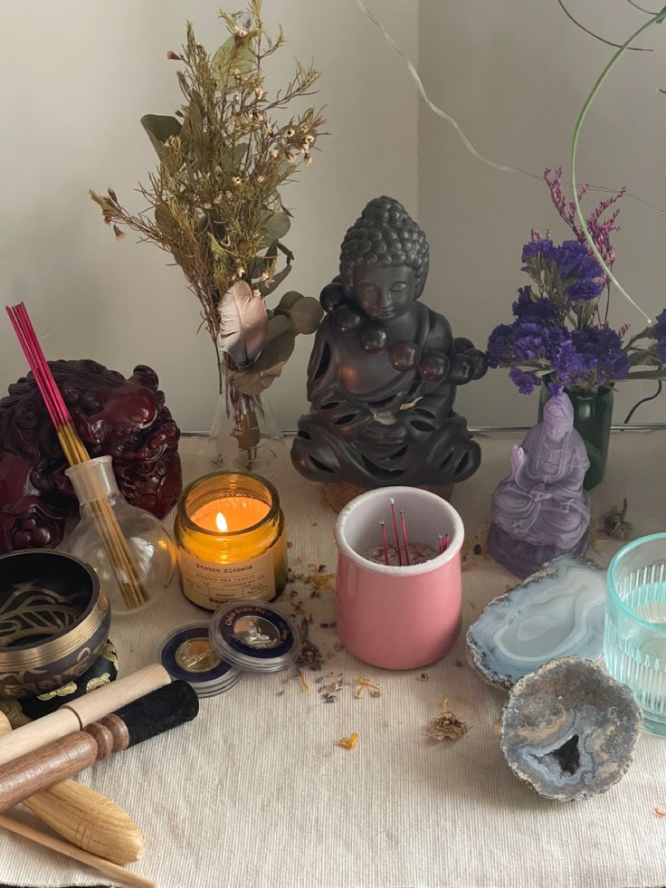 there are many items on the table including candles, flowers and other things to do with them