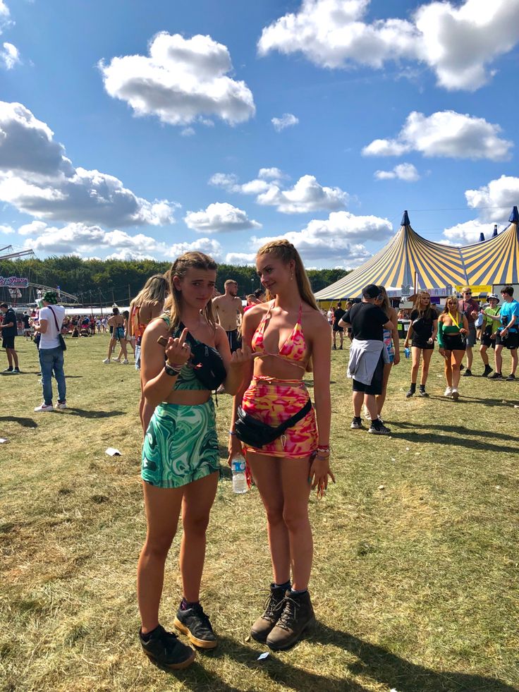 Preppy Music Festival Outfit, Simple Music Festival Outfits, Best Friend Festival Outfits, Retro Concert Outfit, Soundsplash Outfits, Creamfields Festival Outfit, Reading Festival Outfit Ideas, Reading Festival Outfits 2023, Festival Outfit Reading