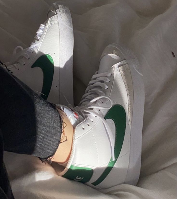 Green Nike Shoes Aesthetic, Pants Baggy Outfit, Trendy Green Nike Sneakers, Nike Blazer Mid 77 Green, Blazers Nike Women Green, Green Blazers Nike, Nike Green Retro Sneakers, Old Nike Shoes, Nike Mid Blazer