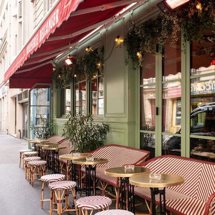 tables and chairs are lined up on the sidewalk