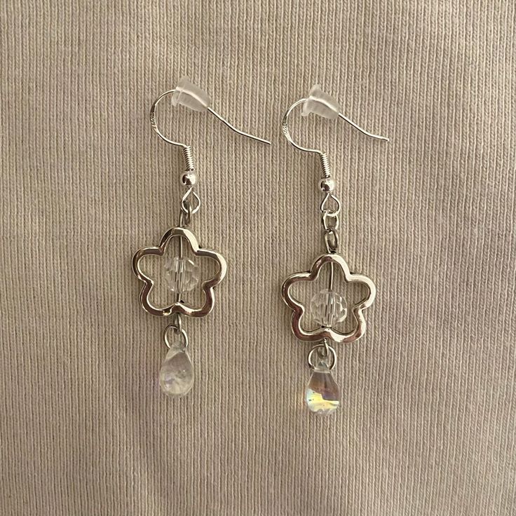 ❛𝐭𝐞𝐚𝐫𝐲 𝐟𝐥𝐨𝐰𝐞𝐫 𝐞�𝐚𝐫𝐫𝐢𝐧𝐠𝐬❜ ｡･｡ adorable earrings that are so so cute and perfect for any outfit <3 ⟡handmade with infinite love🫶🫶 ⟡pls read shop polices before purchasing!! Pixie Flower, Anting Manik, Pretty Jewelry Necklaces, Diy Jewelry Unique, Jewelry Accessories Ideas, Handmade Wire Jewelry, Funky Jewelry, Jewelry Lookbook, Girly Jewelry