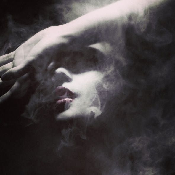 Lady in Smoke... Beautiful Surreal Scenes, Foto Tips, Foto Art, Beautiful Mess, Jolie Photo, Italian Artist, Artistic Photography, White Photo, Pics Art