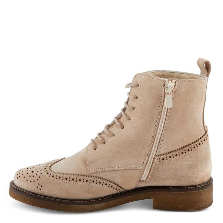 Estilo de paso de primavera: MEMPHIS


 Adéntrese en un estilo refinado con nuestras lujosas botas de gamuza con punta de ala brogue, que combinan sin esfuerzo comodidad y elegancia con su diseño con cordones y su conveniente cremallera interior; diseñadas para brindar sofisticación y facilidad para cualquier ocasión.


 Parte superior: gamuza


 Forro: Piel sintética


 Plantilla: Cuero


 Suela: TPR (caucho termoplástico)


 Cierre: Cremallera


 Altura del tacón: 1 1/2"


 Altura de la plataforma: 1/2"


 Altura del eje: 6 1/2"


 Circunferencia: 8 1/2" - 9"


 Características:


 - ANTE GENUINO: Fabricado en gamuza genuina para una apariencia y sensación casual pulida.


   - USO SIN ESFUERZO: El diseño con cordones y la cremallera interior ofrecen uso sin esfuerzo y comodidad.


 - A Wingtip Boots, Shoe Care Kit, Spring Step Shoes, Zipper Heels, Sneaker Slippers, Slipper Sandals, Tan Suede, Clogs Shoes, Platform Wedges