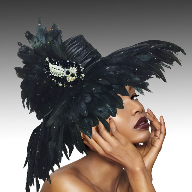 Celebrate the extravagance of exquisite plumage with this large feathered brim hat and luxurious brooch. Only for the most glamorous, this hat is fitting for any grand entrance. The adjustable interior head band allows for most head sizes. Black Couture, Large Hats, Wardrobe Accessories, St Germain, Church Hats, Cloche Hat, Emo Fashion, Fascinator Hats, Derby Hats