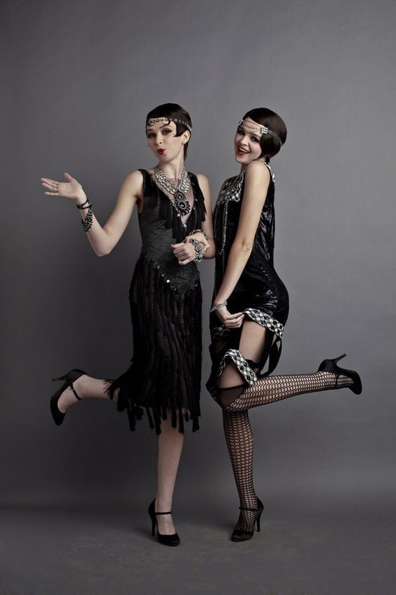 Take It Back To The '20s With These 30 Flapper Costumes #refinery29  http://www.refinery29.com/2016/10/124875/flapper-costume-ideas#slide-11  These two went all-out.... 20s Costume, Burlesque Vintage, Roaring 20s Fashion, Style Année 20, Flapper Girls, Zelda Fitzgerald, Flapper Costume, Flapper Girl, Gatsby Style