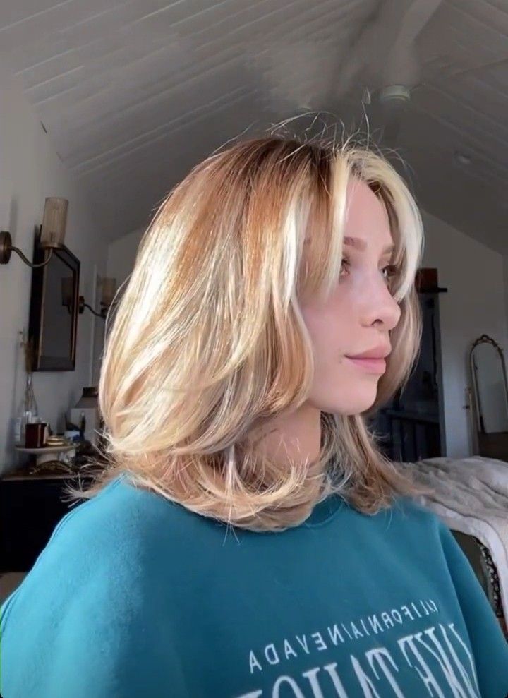 Italian Lob Haircut, 90s Mid Length Hair, Classy Haircuts For Women, 90s Lob Haircut, 90s Layered Bob, 90s Medium Length Hair, Early 2000s Hair, Bobbed Hairstyles, 2000s Hair