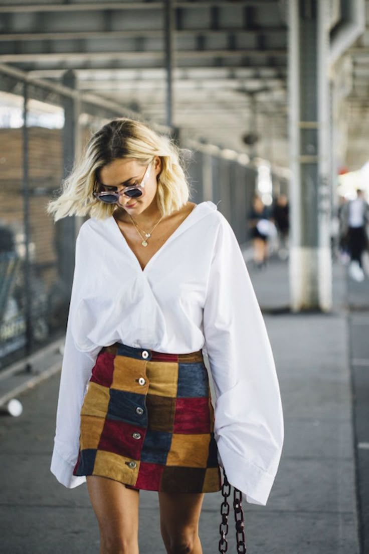 A billowy white blouse gives a modern upgrade to a vintage skirt. Wardrobe Necessities, Hearts Aesthetic, Hippie Mode, Festival Mode, Mode Tips, Nyfw Street Style, Blazer Outfit, Mode Boho, Maxi Shirts