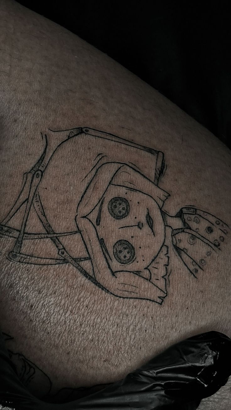 a man's thigh with a drawing of a dog on it and an arrow in the middle