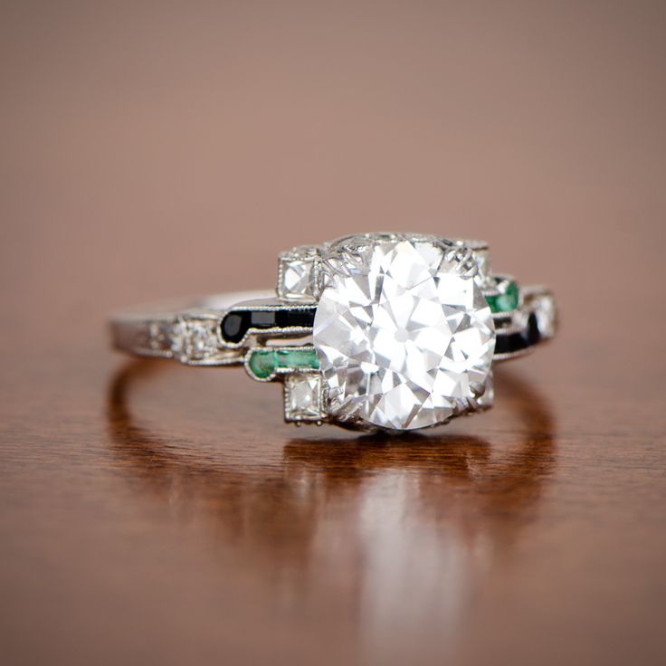 A very important and rare Art Deco Engagement Ring. Circa 1925. Sold by Estate Diamond Jewelry. Art Deco Emerald Ring With Center Stone, Bijoux Art Deco, Estate Diamond Jewelry, Bijoux Art Nouveau, Art Deco Engagement, Antique Engagement, Deco Vintage, Deco Engagement Ring, Estilo Art Deco