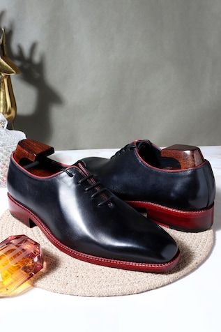 Black leather plain derby shoes with contrast red piping detail. - Aza Fashions Derby Shoes Men, Men Footwear, Black Plain, Derby Shoes, Shoes For Men, Shoes Men, Aza Fashion, Piping, Derby