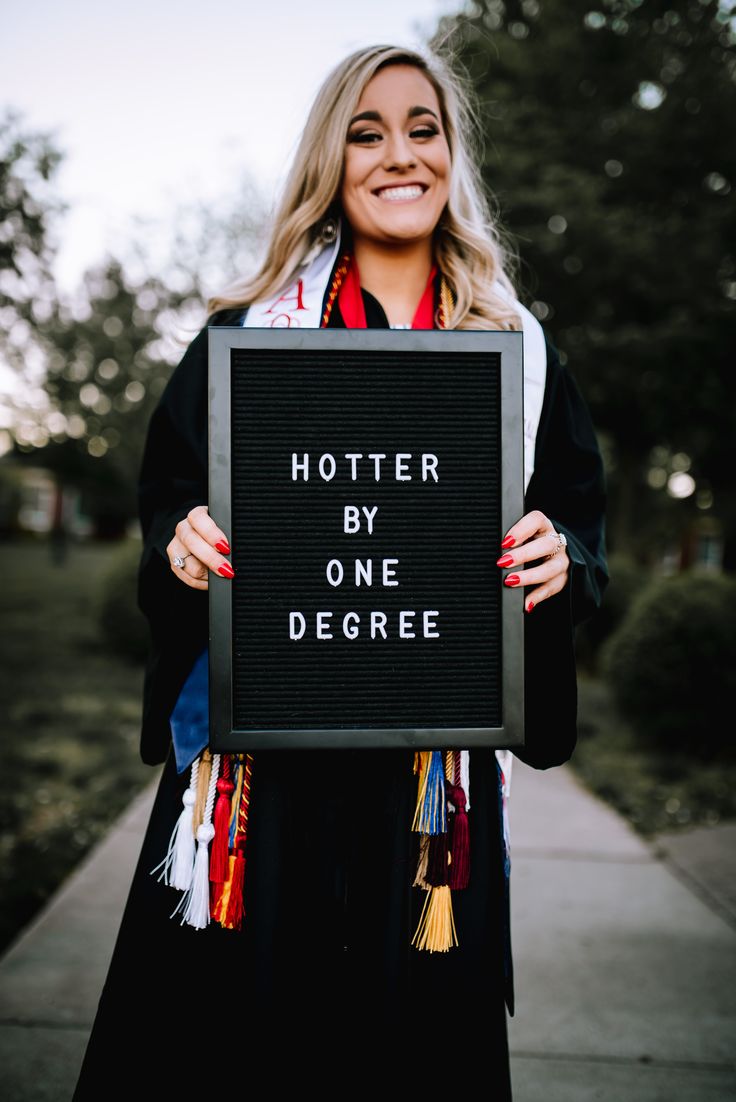 a woman holding up a sign that says,'hoiter by one degree '