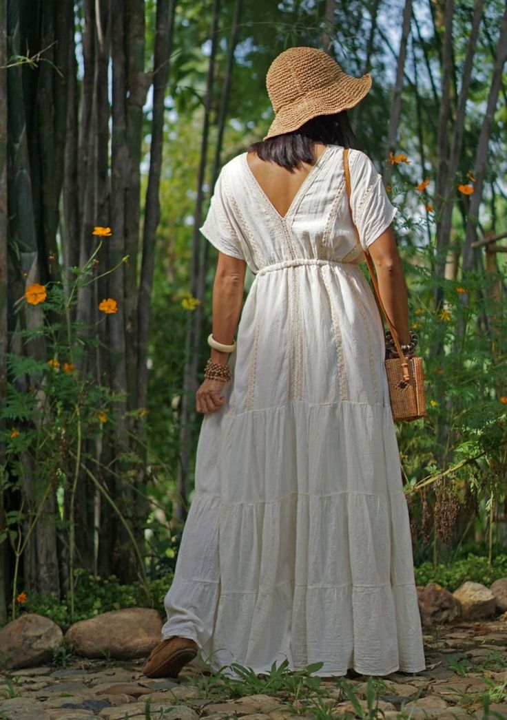 Robe de mariée, robe boheme, robe longue blanche  superbe robe avec détails au crochet. robe douce et fine faite avec un coton naturel.  fabriqué dans une taille qui s' adapte du 34 au 40  la mesure; tour de poitrine 127 cm longueur d' épaules 68 cm tour de taille max 150 cm longueur 142 cm  la robe conviendra mieux a une personne mesurant plus de 1m65. nous pouvons la raccourcir si besoin.  la description: belle robe longue avec ficelle d'attache sous la poitrine. devant en col profond en v. be Boho Wedding Dress Plus Size Bohemian, Dress For Chubby Ladies, White Bohemian Dress, Concept Shoot, Summer Dress Beach, Plus Size Bohemian, Bohemian Dresses Long, Boho Plus Size, Cowgirl Bachelorette