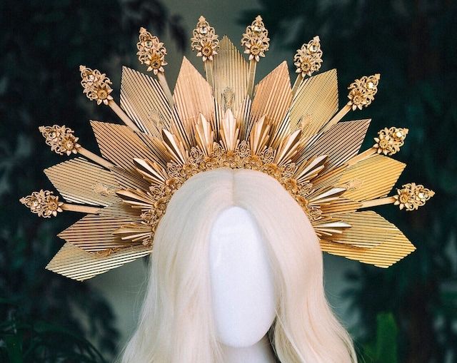 Head Dress Diy, Headdress Art, Gold Halo Crown, Red Flower Crown, Crown Halo, Headpiece Flower, Festival Headpiece, Goddess Crown, Spring Portraits