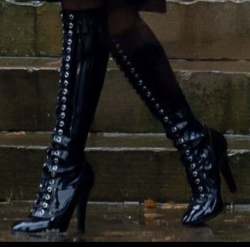 Catwoman Boots, Zoe Kravitz Catwoman, Vampire Fashion, Catwoman Selina Kyle, Zoë Kravitz, Selina Kyle, Zoe Kravitz, Gothic Outfits, Crazy Shoes