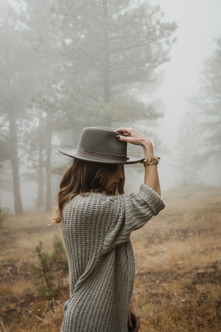 Simple fall look with a felt fedora hat and gray cardigan sweater Fedora Hat Photoshoot Ideas, Posing With Hat, Gray Fedora Hat Outfit, Fedora Hat Photoshoot, Autumn Hat Outfit, Grey Fedora Hat Outfit, Felt Hat Outfit Fall, Gray Hat Outfit, Hat Women Outfit