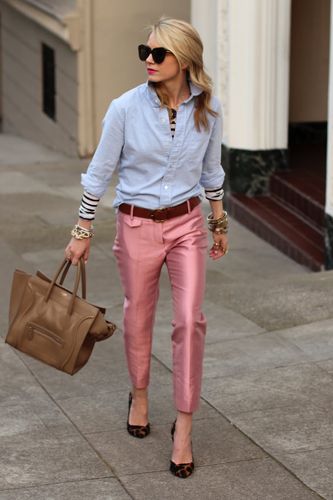 Striped top layered with an oxford shirt and pink trousers. Preppy and lovely. Office Woman Outfits, Mode Prints, Walking Down The Street, Metallic Pants, Moda Chic, Pink Pants, Carrie Bradshaw, Women Outfit, Shopping Ideas