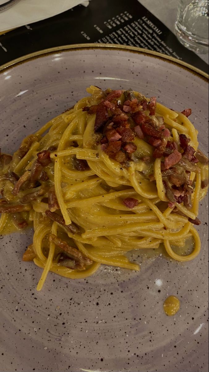 i took this picture during a dinner out. my best friend ordered a classic roman carbonara.
when the dish arrived i immediately loved its appearance.
as well as being inviting, i liked the colors and contrasts, such as the yellow of the egg combined with the color of the pillow and pepper.
as well as being very very very beautiful looking tasting it was really delicious! Andrea Core, Pasta Carbonara, Carbonara Pasta, Snacks Saludables, Think Food, Food Obsession, Pretty Food, Food Cravings, Healthy Desserts