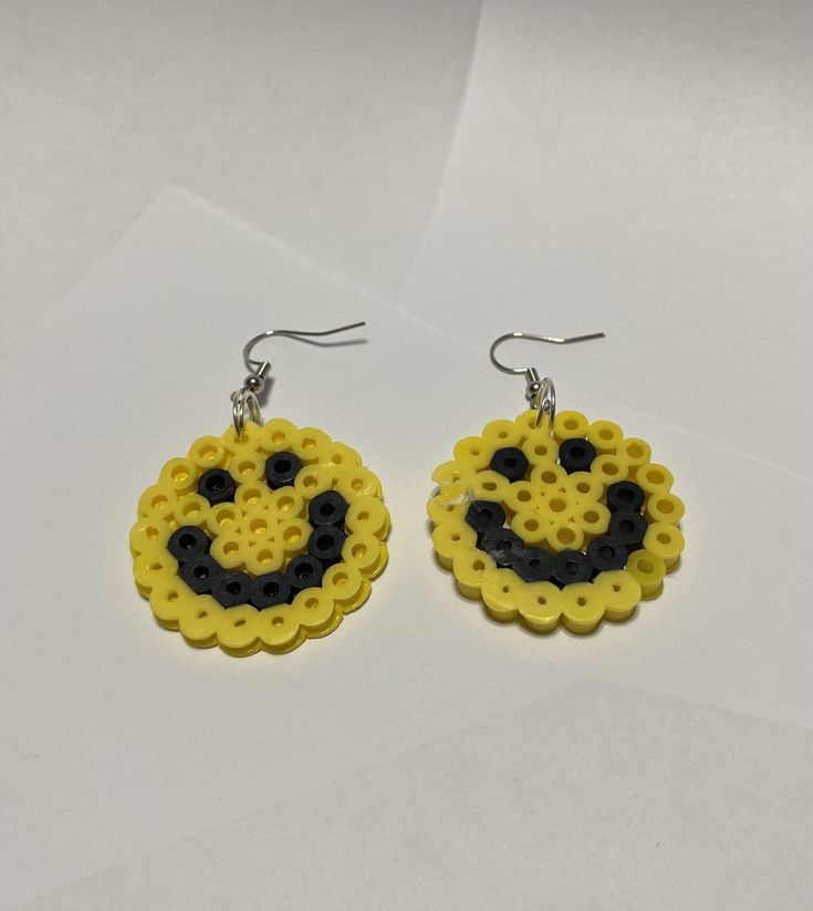 Yellow Smiley Face Earrings Bead Keyring, Perler Earrings, Smiley Face Earrings, Yellow Smiley Face, Beads Patterns, Hama Beads Patterns, Face Earrings, Smiley Faces, Wedding Jewelry Earrings