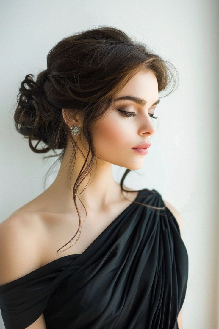 Side Shoulder Dress Hairstyle, Side Do Bridesmaid Hair, Hair Styling Bridesmaid, One Strap Dress Hairstyles Bridesmaid, Haïr Style For Off Shoulder Dress, Occasion Hairstyles Medium Length, Bridesmaids Hairstyles Medium Hair, Wedding Hairstyles For Off Shoulder Dress, Wedding Elegant Hairstyles