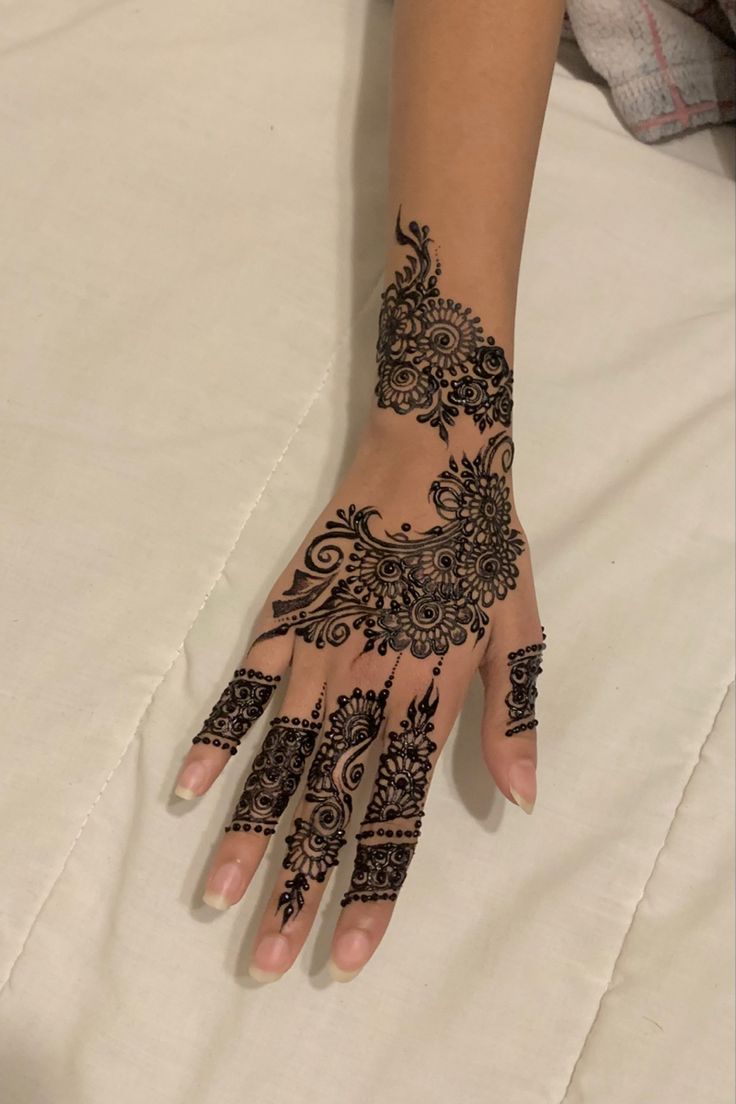 Mehndi Design by hennabymaliha Eid Henna Designs Black, Eid Henna Designs Somali, Black Henna Designs Arabic, Henna Model, Black Henna Designs, Mehndi Design Eid, Somali Culture, Wedding Henna Designs, Henna Flower Designs