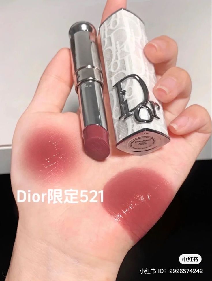 Images Terrifiantes, Dior Addict Lipstick, Alat Makeup, Dior Lip Glow, Dior Lipstick, Soft Makeup Looks, Shine Lipstick, Makeup Package, Ethereal Makeup