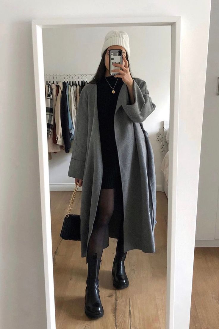 Outfit Manteau Gris, Grey Coat Outfit Winter Classy, Grey Coat Outfit, Mantel Outfit, Looks Adidas, 00s Mode, Pullovers Outfit, Winter Outfits Aesthetic, Mode Hipster