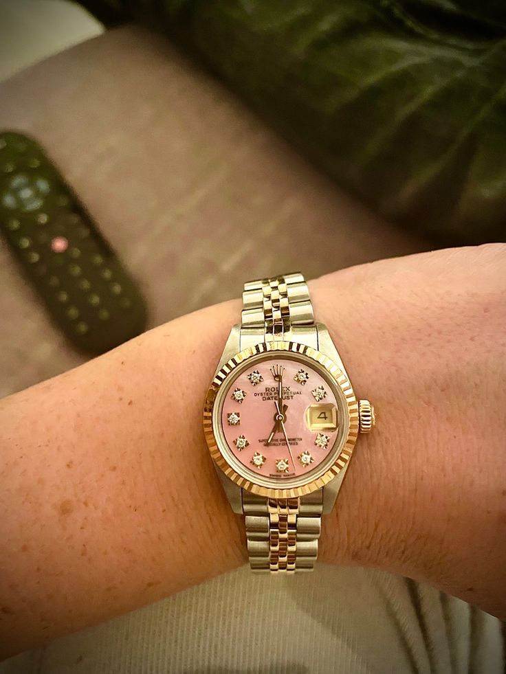 Rolex Luxury Watch Pink Pearl Diamond Pretty Luxurious Rolex Mother Of Pearl, Pink Rolex Aesthetic, Pink Rolex Watch, Gold Rolex, Pink Watch, Preppy Jewelry, Oyster Pearl, Expensive Handbags, Gold Bride Jewelry