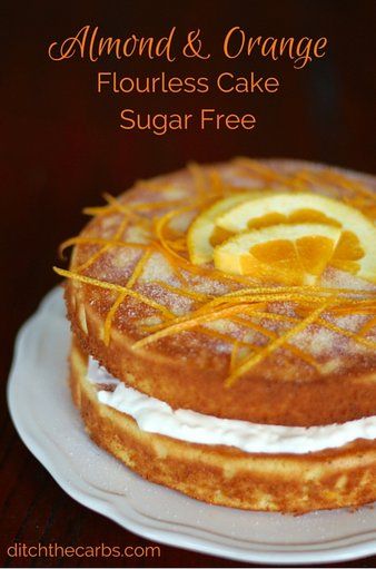 a close up of a cake on a plate with the words bolo de larenia low carb