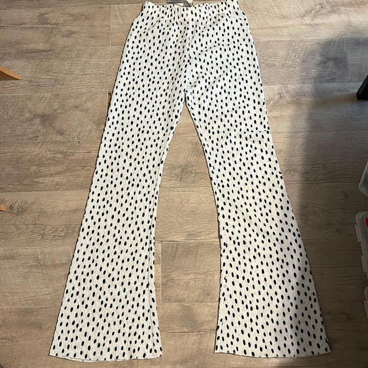 Beautiful White With Black Dots Zara Wide Leg Pants. Size Small. Nwt. 99% Polyester 1% Elastic. Trendy White Stretch Pants, Trendy Non-stretch White Bottoms, Trendy White Non-stretch Bottoms, White Non-stretch High Waist Bottoms, White Non-stretch Mid-rise Bottoms, Non-stretch High Waist White Bottoms, White High-waist Non-stretch Bottoms, Trendy High-waisted White Pants, Trendy White High-waisted Pants