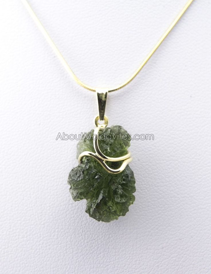 Cristal Jewellery, Diy Bracelets Video, Moldavite Necklace, Rock Pendant, Moldavite Pendant, Temple Jewelry Necklace, Meteorite Pendant, Wire Wrap Jewelry Designs, Moldavite Jewelry