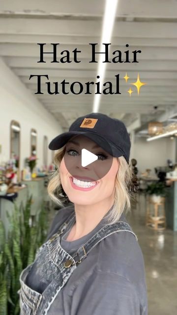 Zandra Tidmarsh on Instagram: "HAT HAIR ✨✨

#hathair #hathairstyle #easyhairstyles #baseballmom #busymom #hairstylist #hairfashion #behindthechair #beautybestie #carhartt #deland #delandflorida #hairbrained #easybreezyblonde #easyhairstylesforgirls #hat #hats #hatstyle #downtowndeland #delandhair #delandhairstylist #downtowndeland #deland #hairtutorial #clawclip #clawcliphairstyle #clawclips #clawcliptutorial  #summerhat" Hat Hair Tutorial, How To Style A Hat, How To Wear A Baseball Hat Women, Ballcap Hairstyles, Ball Cap Hairstyles, Hat Hairstyles Short Hair, Baseball Hat Hairstyles, Cap Hairstyles, Clothing Tips