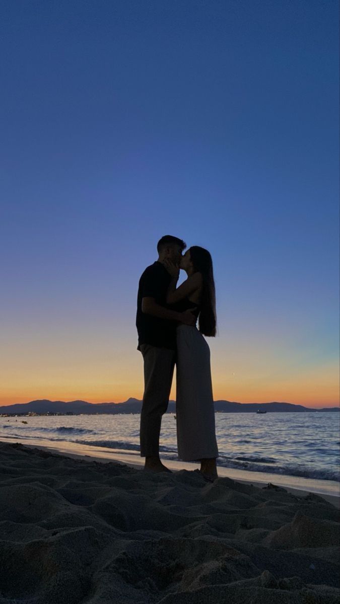 15 Best Romantic Beach Couple Poses 2024 | Beach Pictures Inspo Couple Pose Holiday, Aesthetic Couple Pictures At The Beach, Self Timer Beach Pictures With Boyfriend, Beach Aesthetic Couple Photos, Beach Pose With Boyfriend, Summer Pics With Boyfriend, Aesthetic Pictures With Boyfriend, Beach Pics Couple, Cute Beach Pictures With Boyfriend