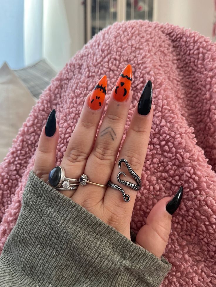 Simple Halloween Nails Short Pumpkin, Oval Nails Halloween, Short Stiletto Halloween Nails, Halloween Stilleto Nail Designs, Halloween Nails Stilleto Shape, Black And Orange Nails Acrylic, Halloween Nails Orange And Black, Jackolantern Nails, Halloween Nails Black And Orange