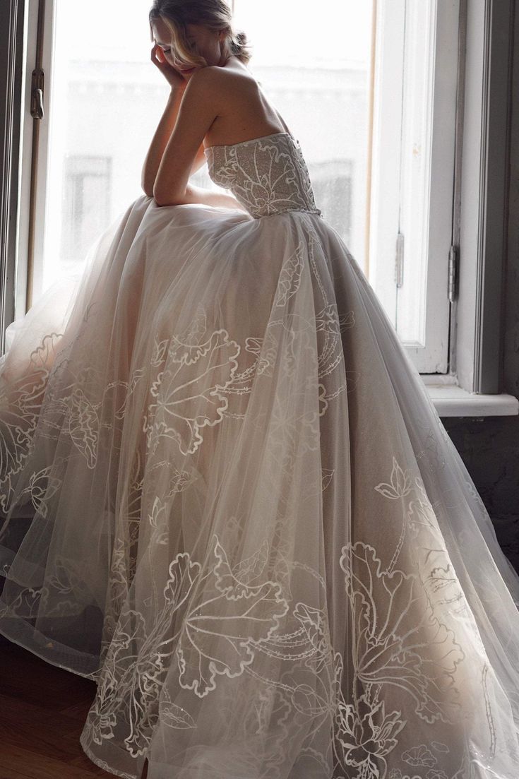 Floral Lace Wedding Dress Blum Olivia Bottega, Strapless Lace Wedding Dress, Floral Lace Wedding Dress, Dream Wedding Ideas Dresses, Fantasy Wedding, Light Ivory, A Wedding Dress, Glamorous Wedding, Gowns Of Elegance