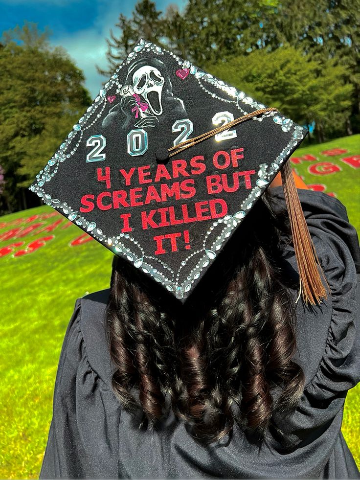 Scream ghost face decorated graduation cap with the words 4 years of screams but i killed it. Scream is holding a diploma instead of the classic telephone Creative Grad Cap Ideas, Nightmare Before Christmas Grad Cap, Song Lyric Graduation Cap, Pierce The Veil Graduation Cap, Coraline Graduation Cap, Goth Graduation Cap, Emo Graduation Cap, Graduation Cap Designs Funny, High School Grad Cap Ideas