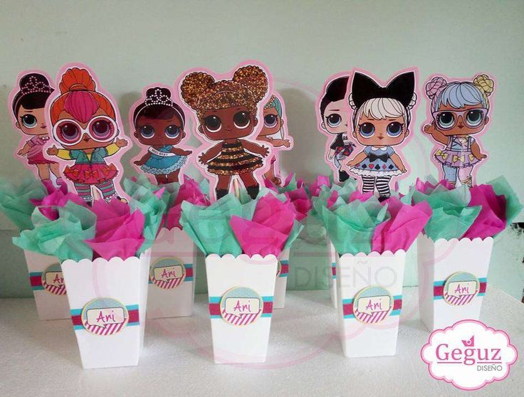 there are some little cupcakes that have been made to look like doll dolls