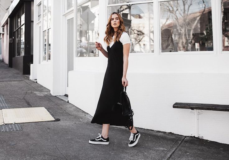 Hot style: T-shirt under a dress Mode Monochrome, Cozy Dress Outfit, Black Slip Dress, Silk Slip Dress, Street Style Looks, Mode Inspiration, Looks Style, Dress Outfit, Outfits Casuales