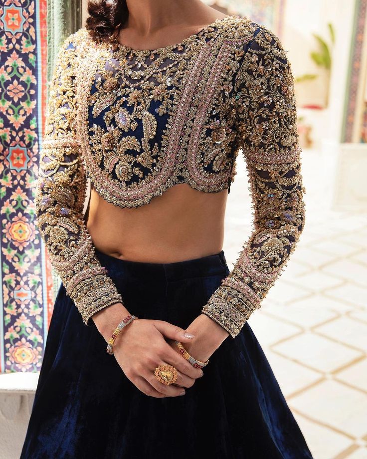 Lehenga Designs For Sangeet, Blue And Gold Lehenga, Lehenga Velvet, Kanwal Malik, Lengha Blouse Designs, Choli Blouse Design, Velvet Lehenga, Organza Lehenga, Fashionable Saree Blouse Designs